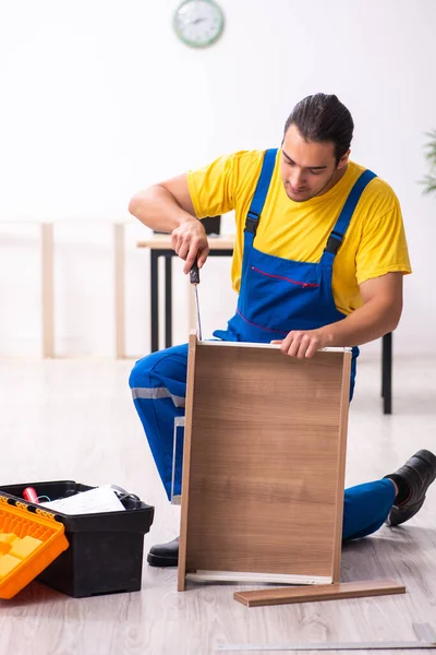 Jeune charpentier masculin travaillant à l'intérieur — Photo