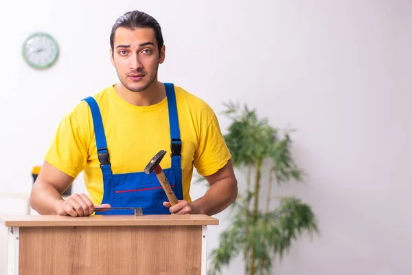 Joven carpintero masculino trabajando en interiores —  Fotos de Stock