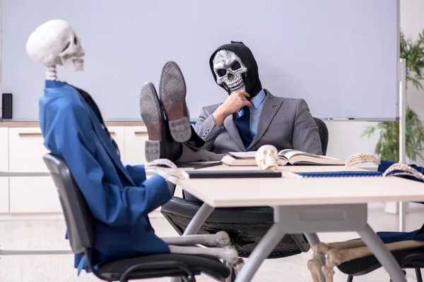 Grappige zakelijke ontmoeting met duivel en skeletten — Stockfoto