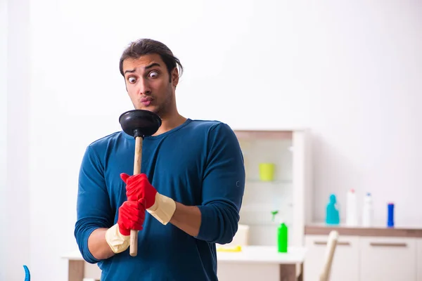 Joven marido haciendo plomería en casa — Foto de Stock