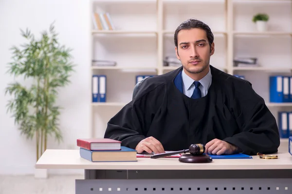 Jovem juiz do sexo masculino trabalhando no tribunal — Fotografia de Stock