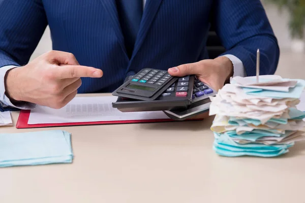 Jeune homme directeur financier dans le bureau — Photo