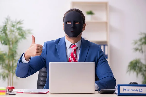 Άνδρας υπάλληλος με μάσκα στην έννοια της υποκρισίας — Φωτογραφία Αρχείου
