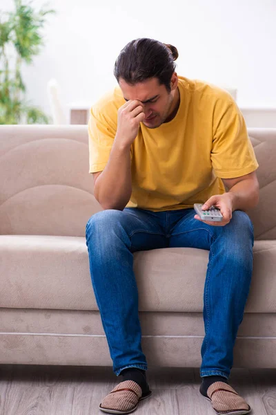 Hombre joven viendo la televisión en casa —  Fotos de Stock