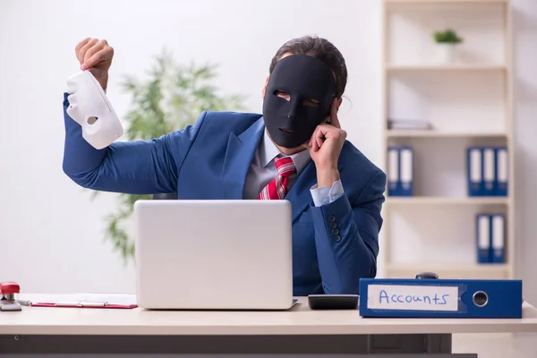 Männlicher Angestellter mit Maske im Hipokrates-Konzept — Stockfoto