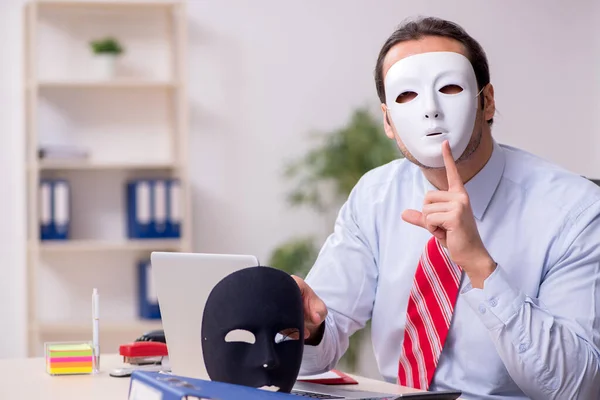 Männlicher Angestellter mit Maske im Hipokrates-Konzept — Stockfoto