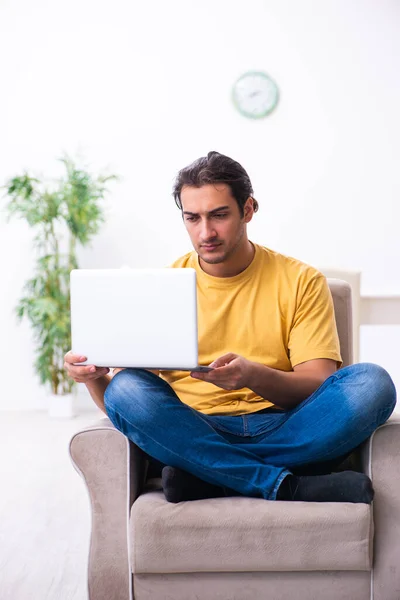 Jonge knappe man met computer thuis — Stockfoto