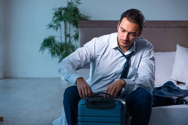 Joven empleado masculino en concepto de viaje de negocios —  Fotos de Stock