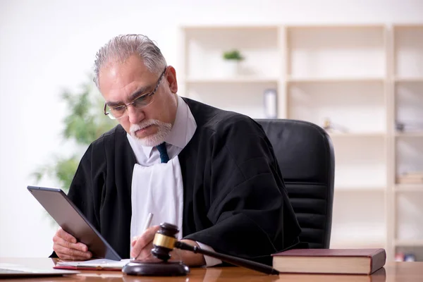 Old male judge working in courthouse — Stock Photo, Image