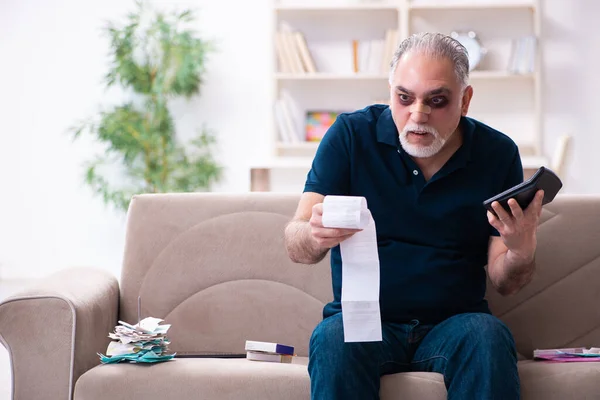 Viejo lesionado en concepto de planificación presupuestaria — Foto de Stock