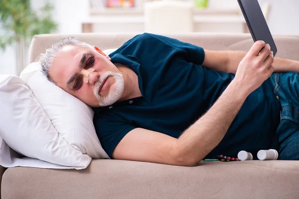 Oude man met gewonde ogen die thuis rusten — Stockfoto