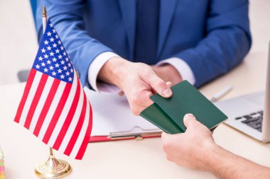 Vize başvurusu için elçiliği ziyaret eden genç adam