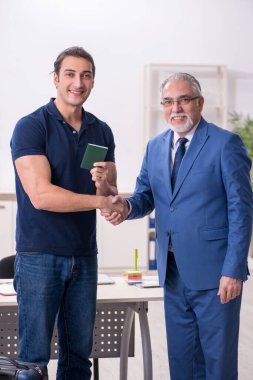 Vize başvurusu için elçiliği ziyaret eden genç adam