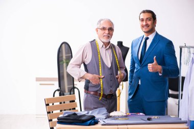 Genç işadamı yaşlı terziyi ziyaret ediyor.