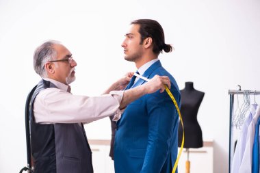 Genç işadamı yaşlı terziyi ziyaret ediyor.