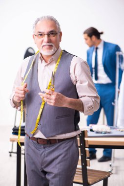 Genç işadamı yaşlı terziyi ziyaret ediyor.