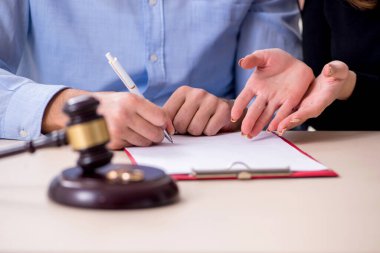 Boşanma konseptinde genç bir çift