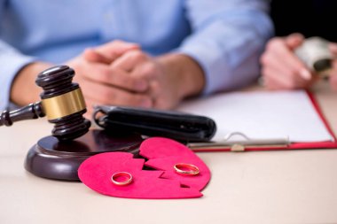 Boşanma konseptinde genç bir çift