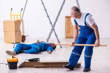 İki müteahhit ve yılan içeride.