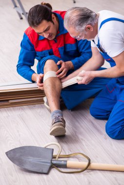 İki müteahhit ve yılan içeride.