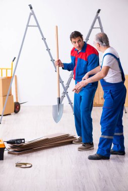 İki müteahhit ve yılan içeride.