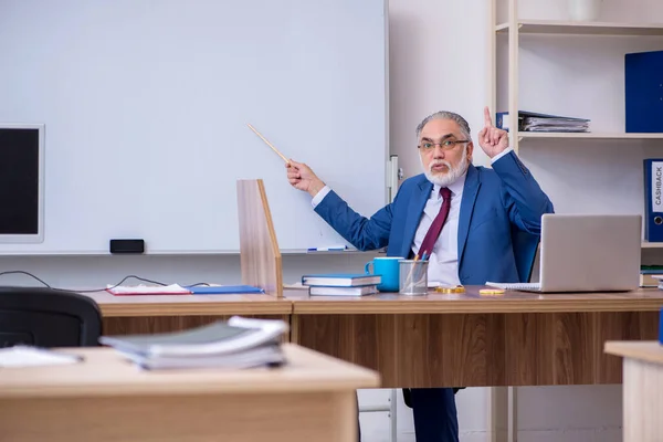 Ancien employé du patron travaillant dans le bureau — Photo