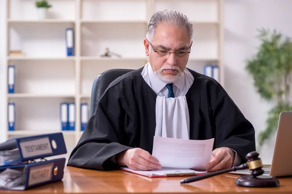 Viejo juez trabajando en el juzgado —  Fotos de Stock