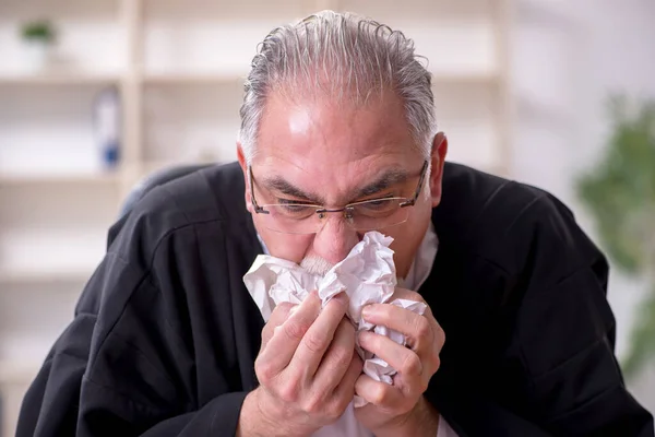 Old male judge working in courthouse — Stock Photo, Image