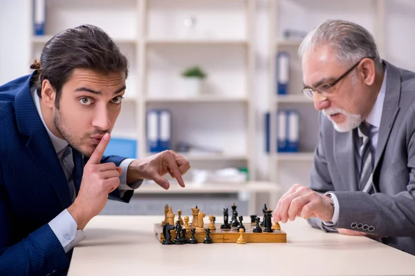 Dos hombres de negocios jugando ajedrez en la oficina — Foto de Stock