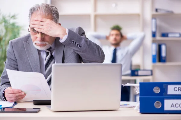 Zwei Buchhalter arbeiten im Büro — Stockfoto