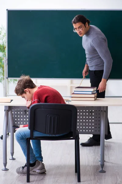 Joven profesor y colegial en el aula — Foto de Stock