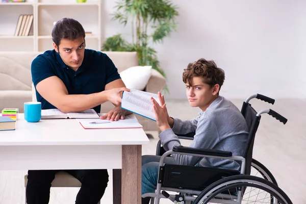 Padre e figlio disabile nel concetto di istruzione — Foto Stock