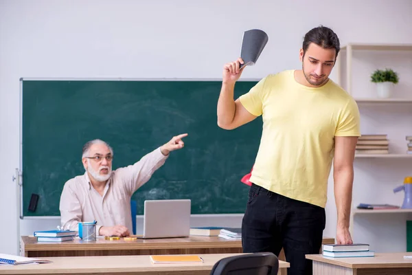 Oude leraar en jonge mannelijke student in de klas — Stockfoto