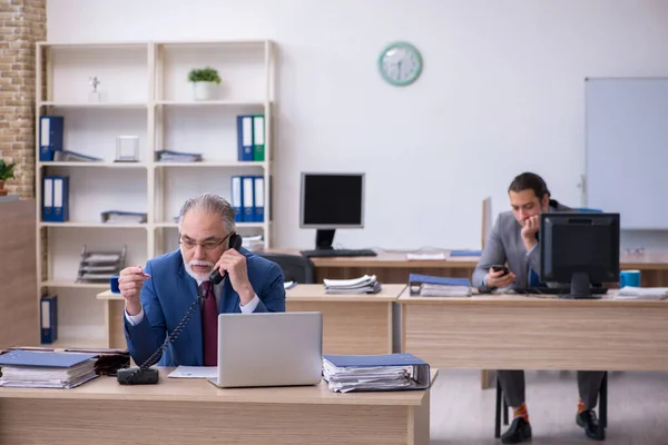 Due dipendenti di sesso maschile che lavorano in ufficio — Foto Stock