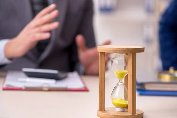 Dois empresários no conceito de gestão do tempo — Fotografia de Stock