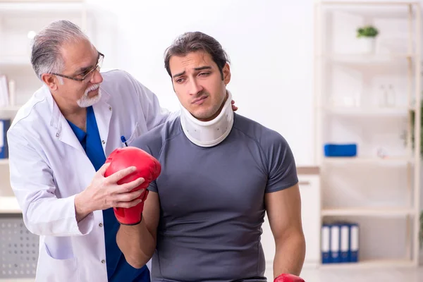 부상을 입은 젊은 권투 선수 가연로 한 의사를 방문하는 모습 — 스톡 사진