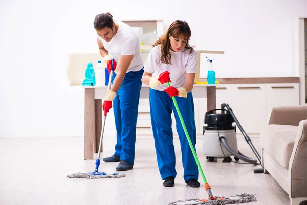 Unga par som gör hushållsarbete hemma — Stockfoto