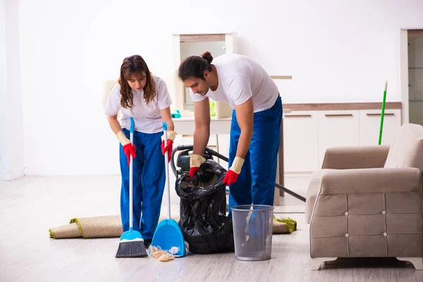 Jovem casal fazendo tarefas domésticas em casa — Fotografia de Stock