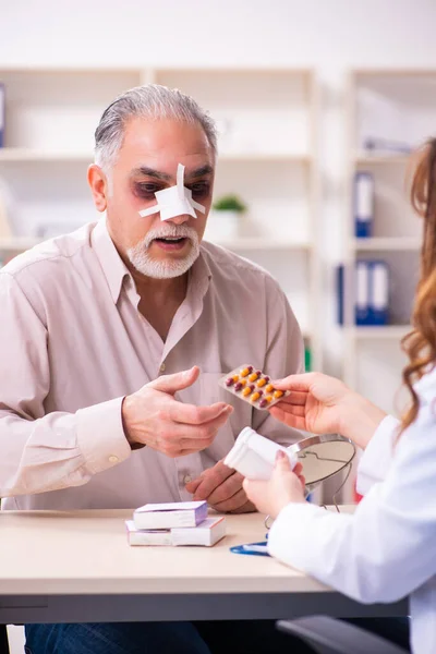 Vecchio visita giovane medico femminile per la chirurgia plastica — Foto Stock