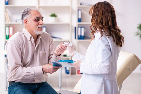 Old man visiting young female doctor for plastic surgery — Stock Photo, Image