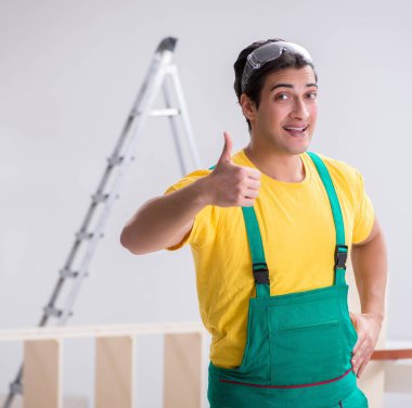 İnşaat işçisi inşaat alanında çalışıyor.