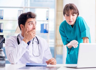 Doktor, asistanına tıbbi bir hata yüzünden kızgın.