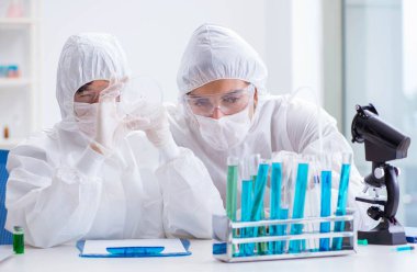 Kimya laboratuvarında çalışan iki bilim adamı.