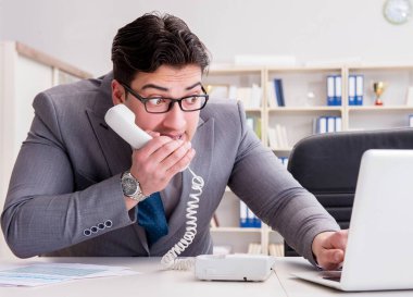 İş adamı gizli bilgileri telefonla sızdırıyor.