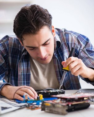 Tecrübeli teknikler tarafından bilgisayar donanımı onarımı ve onarımı