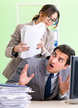 Erkek çalışan aşırı çalışmadan muzdarip.