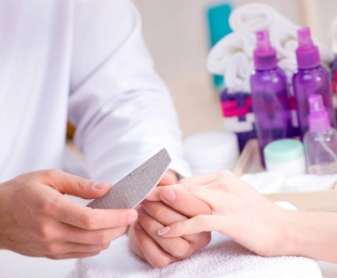 Manikür seansı sırasında eller