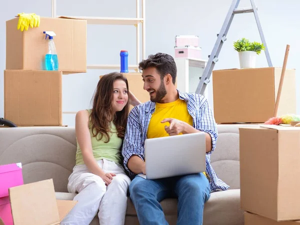 Jonge familie bespreekt bedrijfsverplaatsingen thuis — Stockfoto