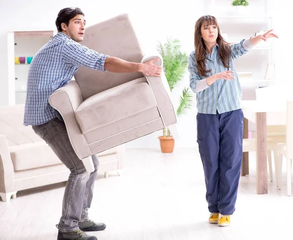 Mann bewegt Sessel im Wohnzimmer — Stockfoto