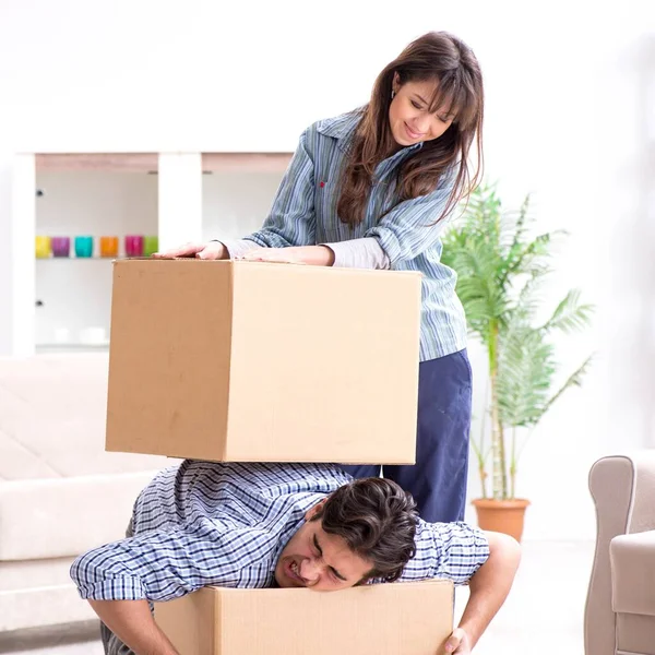 Família jovem se mudando para novo apartamento depois de pagar hipoteca — Fotografia de Stock